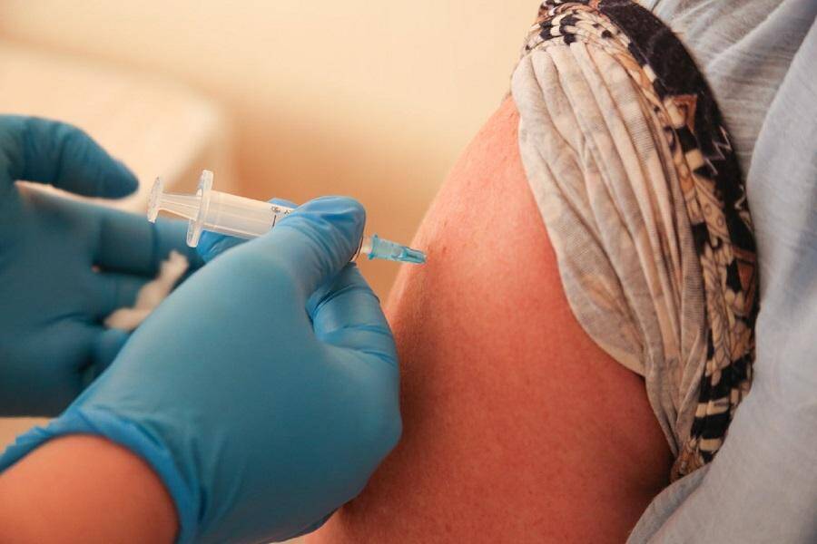 Врачи призвали жителей Новосибирска делать прививки через месяц