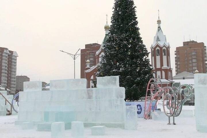 В Глазове начали строить ледяной городок на площади Свободы