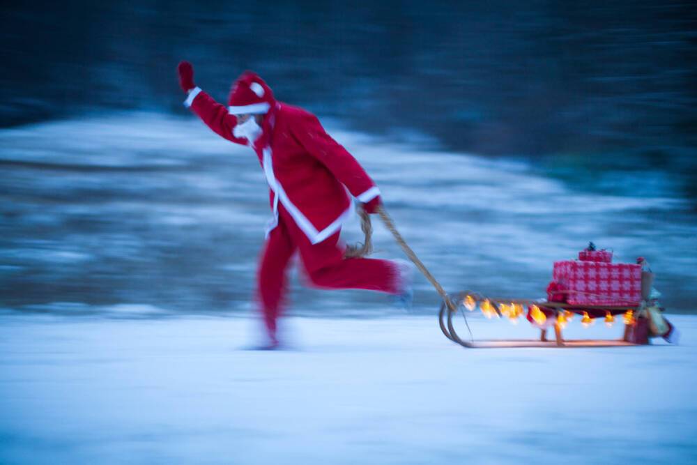 Деды Морозы и Снегурочки устроили пятикилометровый забег в Великом Новгороде
