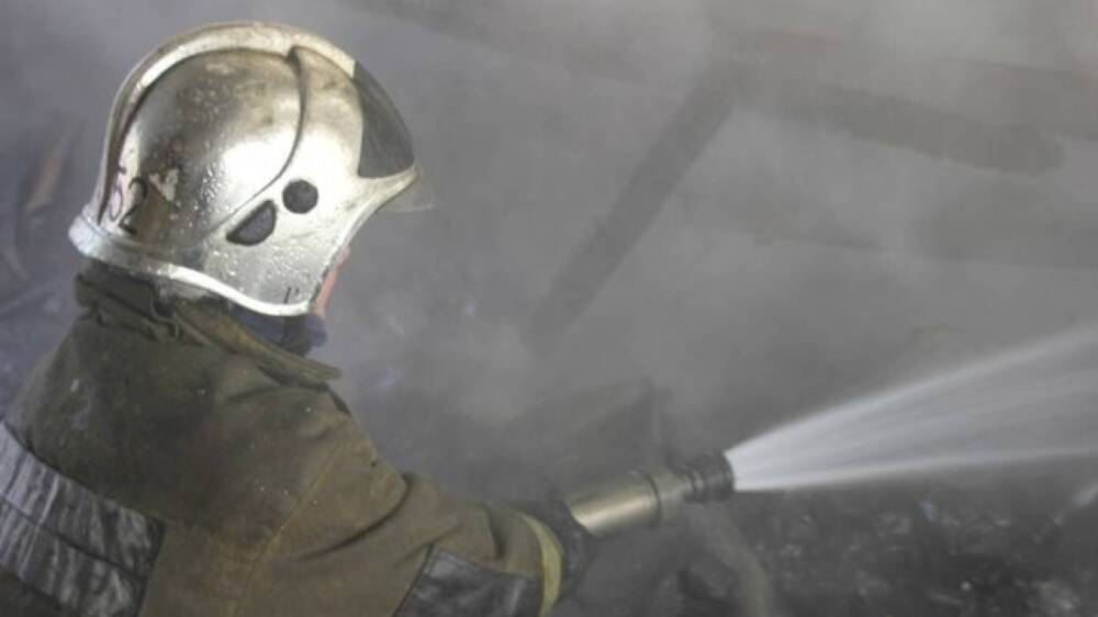 Мощный пожар охватил рынок во Владивостоке