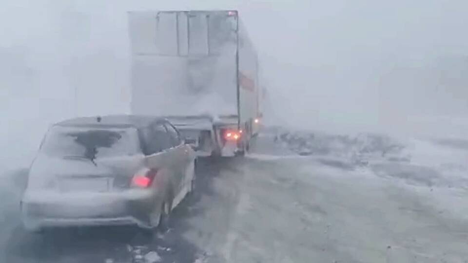 Метели, снегопады, тяжелая ситуация на дорогах: в Приволжье и на Урале борются с последствиями непогоды