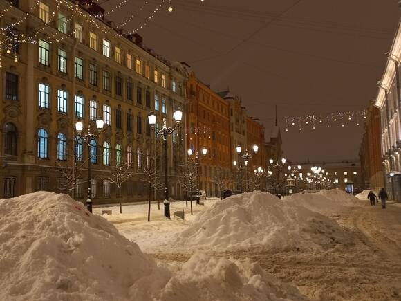 Провальную уборку снега в центре Петербурга объяснили плотной застройкой