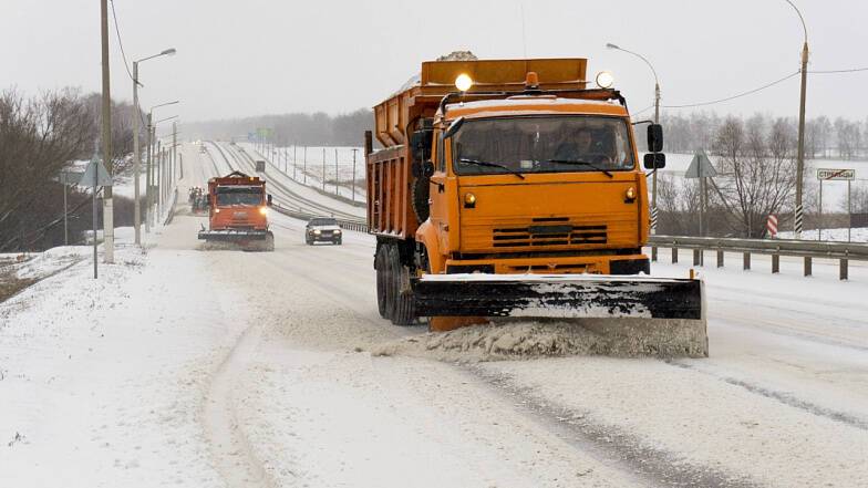 В Ростовской области спецтехника всю ночь ликвидировала последствия снегопада