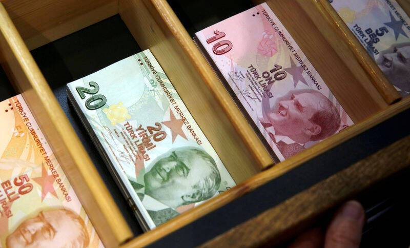 Турецкая лира упала почти на 8% после резкого роста, вызванного интервенциями