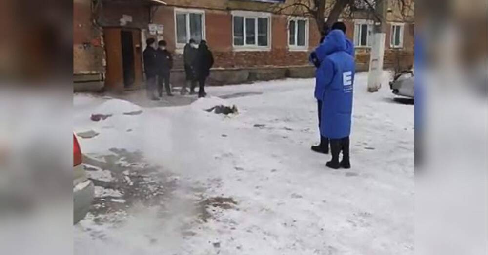 Усередині квартири знайшли чотири тіла: в Росії чоловік зарізав свою дружину та двох дітей, після чого наклав на себе руки