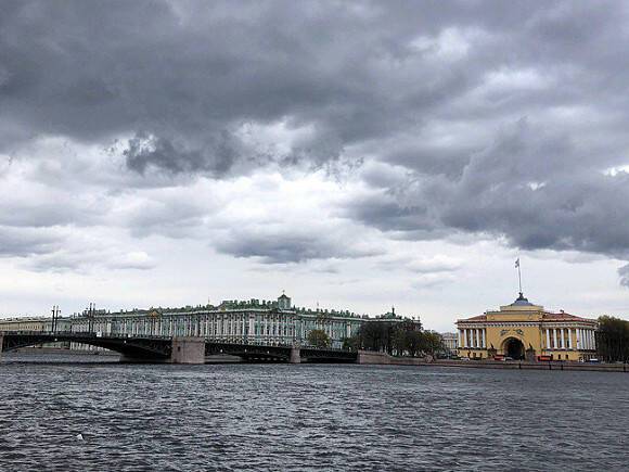 В Петербурге внезапно перекрыли Дворцовый мост