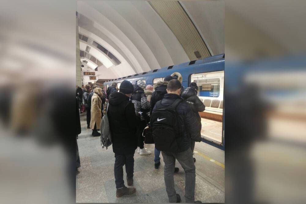 Пассажиры петербургского метро сообщили о смерти человека на станции «Удельная»