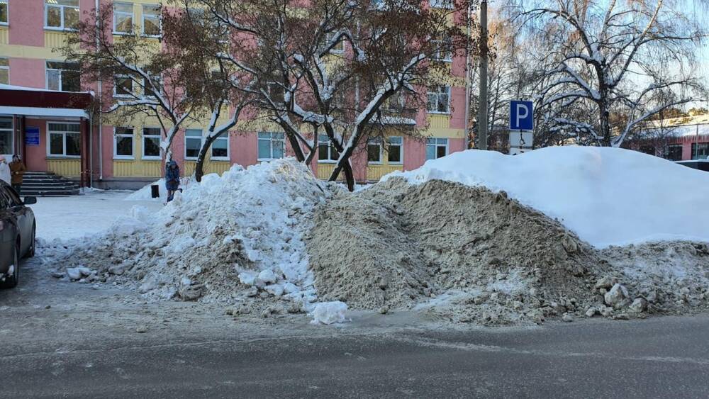 В Новосибирске засыпали снегом парковку для инвалидов у поликлиники №2