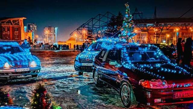 Рождественский ангел из металла: в Харькове автомобили устроили праздничный перфоманс (ФОТО)