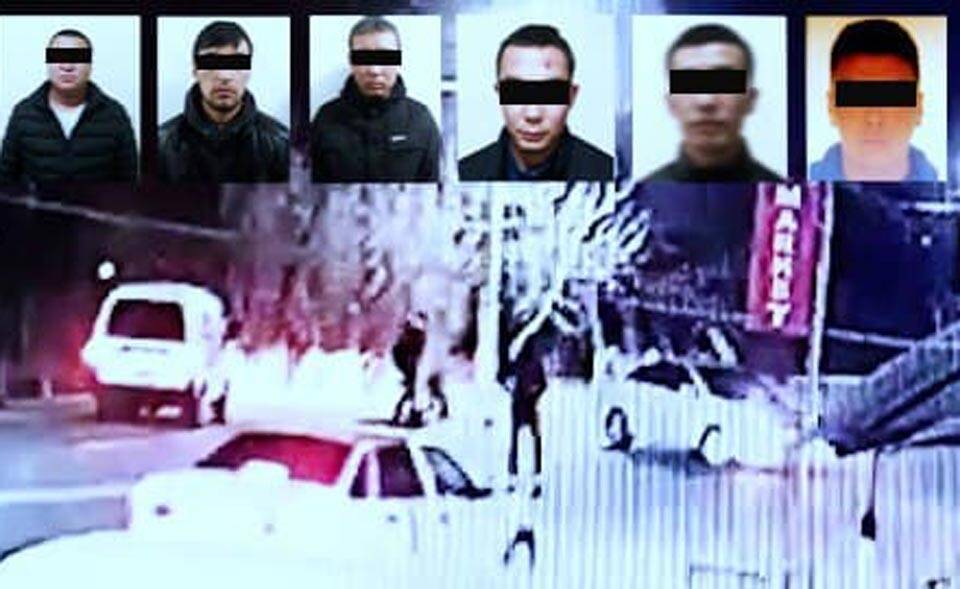 В Ташкентской области шестеро молодых людей устроили драку прямо на проезжей части. Видео