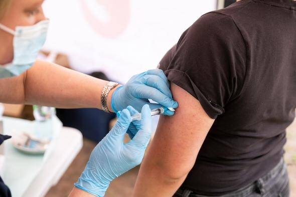 Первую дозу вакцины от COVID-19 получили 242 мигранта, вторую – 122
