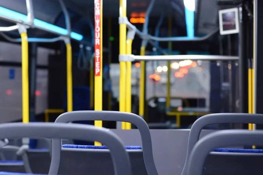 Учёные рассказали, какие места лучше занимать в автобусе, чтобы не заразиться COVID-19