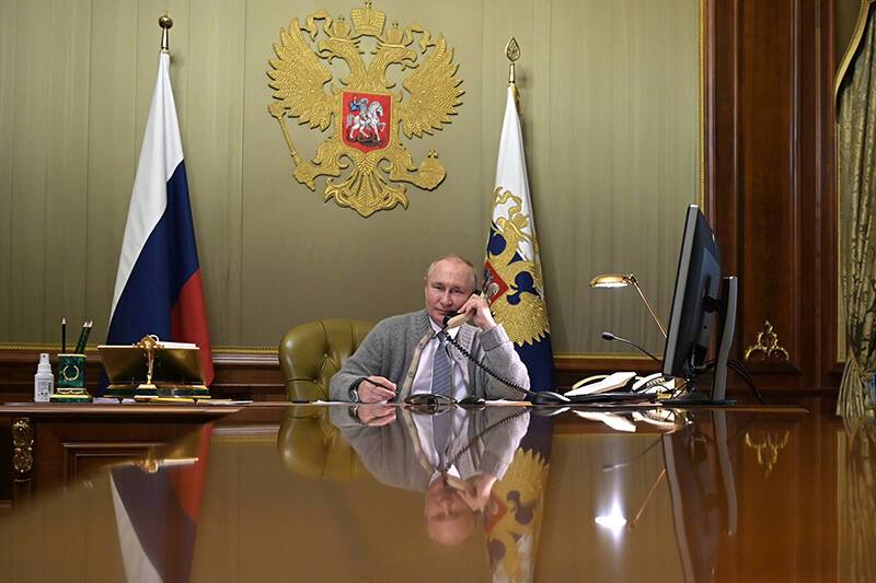 Путин принял участие в акции "Елка желаний"