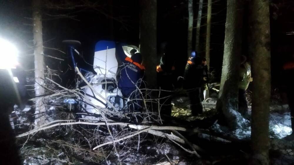 Спасатели МЧС обнаружили вертолёт, совершивший аварийную посадку в Удмуртии, пассажир и пилот переданы медикам