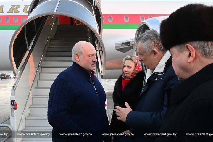 Лукашенко вылетел в Петербург на неформальный саммит СНГ