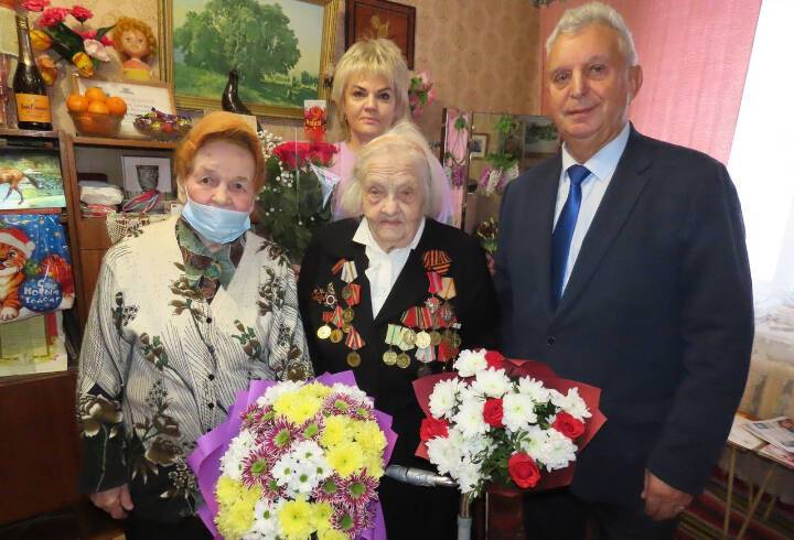 В Сланцевском районе ветеран Великой Отечественной войны Анна Лисакова отметила 100-летний юбилей