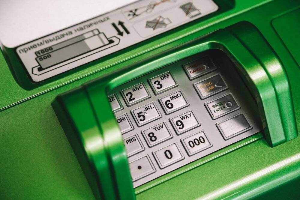 В Астрахани четверо мужчин пытались украсть банкомат с 1,5 млн рублей