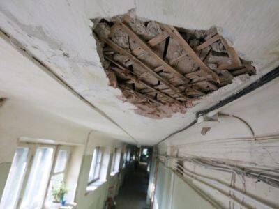 В Оренбурге оштрафованы три отца, протестовавших после обрушения потолка в школе