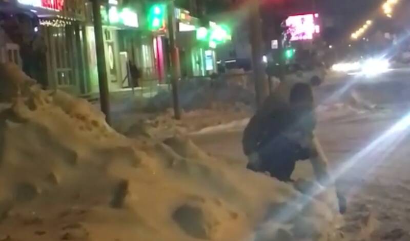 Тюменка спасла мужчину, лежавшего в снегу в 20-градусный мороз