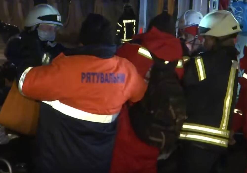 Три раза заходил в горящий дом: в Харькове мужчина героически спас ребенка