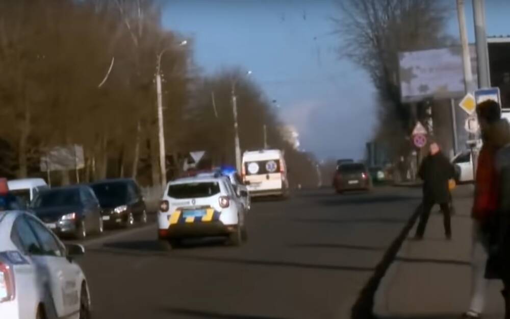 Части авто разбросаны по дороге: в Киеве масштабное ДТП, движение заблокировано
