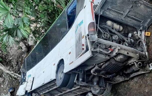 В Колумбии автобус с людьми упал с обрыва, семь жертв
