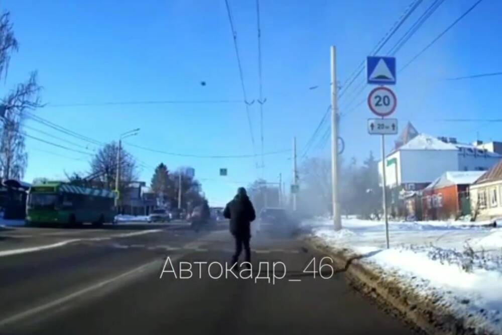 В Курске на улице Пучковка водители тушили горящую машину