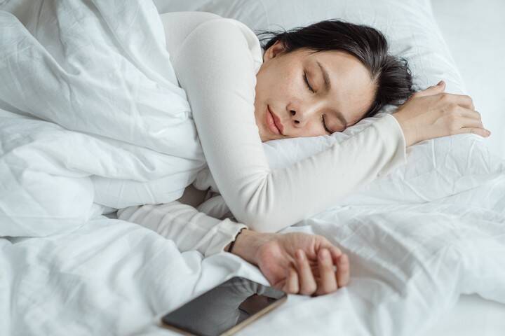 Эксперт объяснил, почему опасно спать с телефоном под подушкой