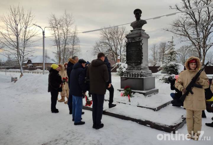 Губернатор Ленобласти возложил цветы к памятнику генерала Федюнинского в Волхове