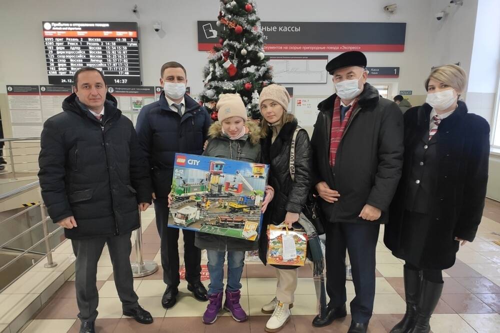 Глава рязанского СК исполнил новогоднее желание 13-летней девочки