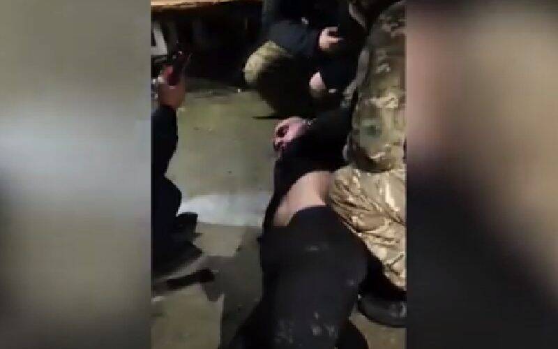 Опубликовано видео задержания жителя Сочи, взявшего в заложники свою мать
