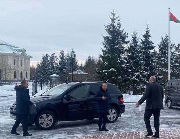 Кремлевский пул снял Лукашенко сзади на встрече с Путиным (дополняется)