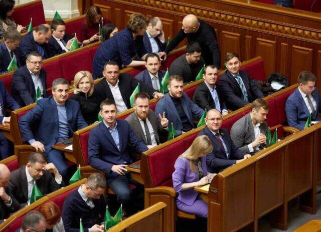 Команда Зеленского отрицает необходимость досрочных парламентских выборов
