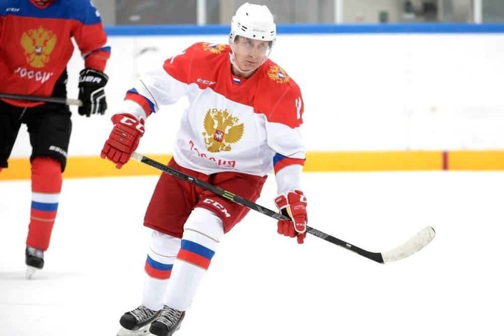 Путин и Лукашенко забили по шайбе на хоккее в Стрельне