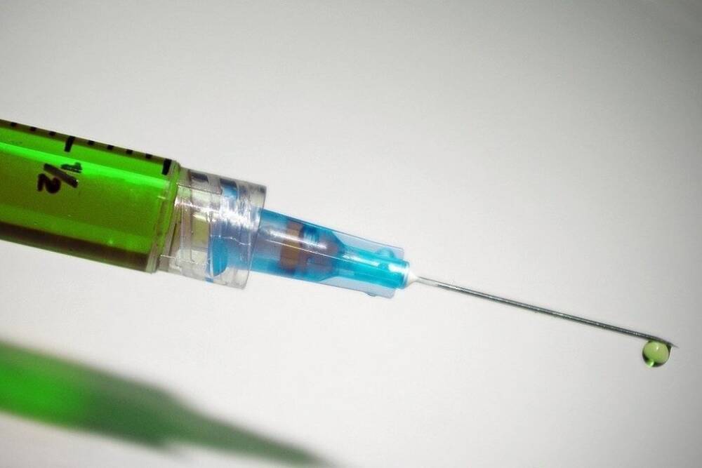 Гендиректор ВОЗ призвал вакцинировать от коронавируса 70% населения Земли