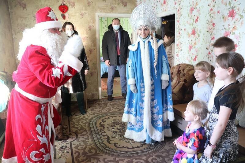 Единороссы проводят новогодние акции во всех районах Смоленщины