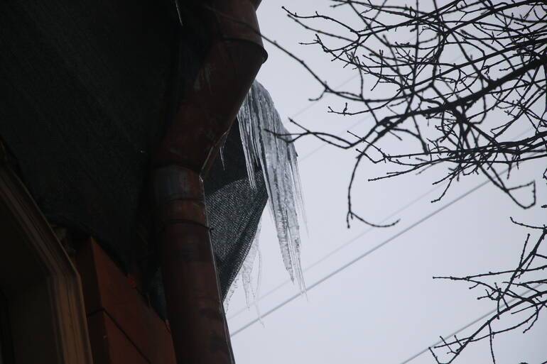 В декабря 10 петербуржцев попали в больницы после падения сосулек с крыш