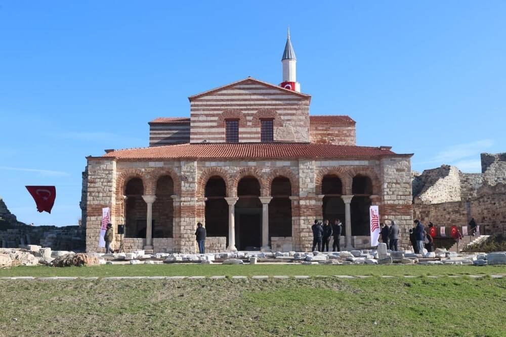 Турки превратили в мечеть еще один древний православный храм...