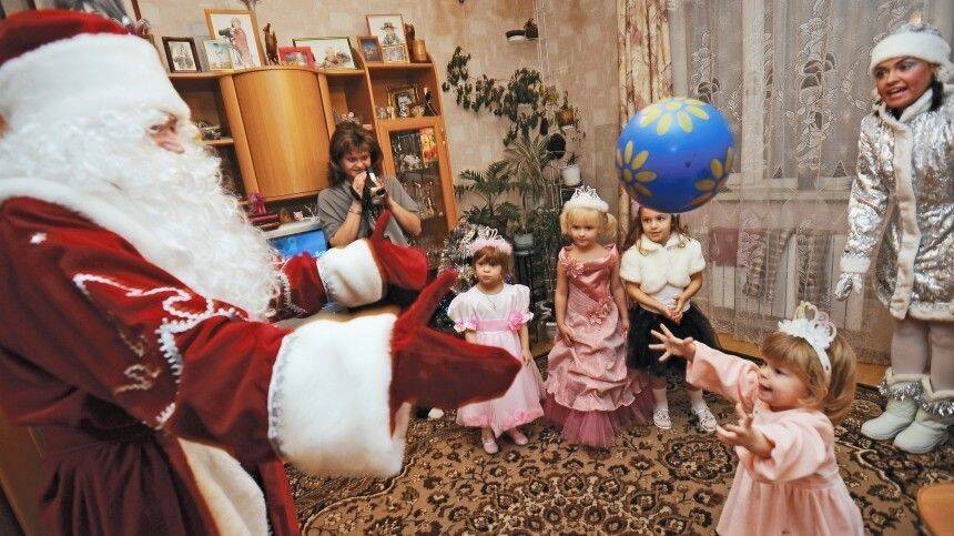 Названа средняя стоимость заказа Деда Мороза и Снегурочки домой в России