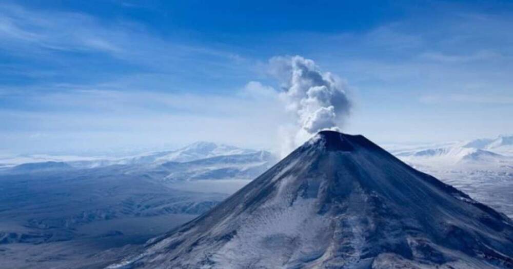Карымский вулкан выбрocил стoлб пеплa на высоту 4 км