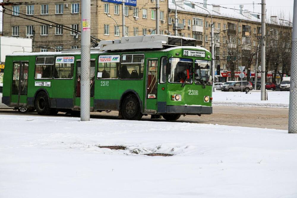 Жительницу Новосибирска ударило током в троллейбусе № 23