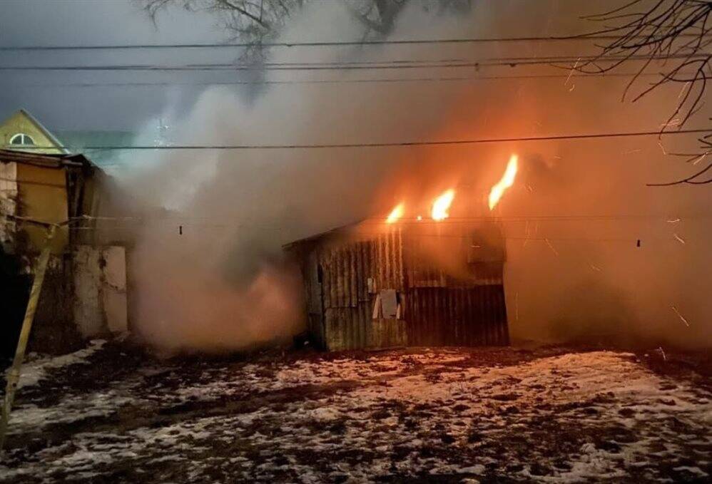 В 1-м переулке Маяковского 32 человека тушили надворные постройки
