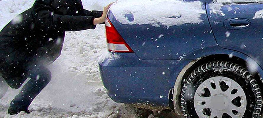 Жители Петрозаводска вытолкали машину мэра из сугроба