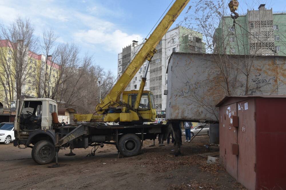 В Астрахани власти проводят масштабный демонтаж гаражей