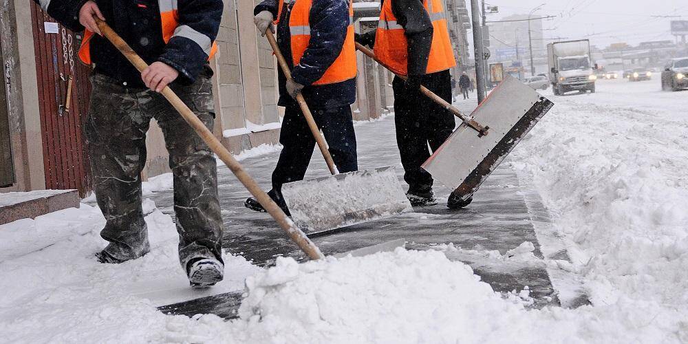В Госдуме предложили отправлять россиян с долгами по ЖКХ на уборку снега