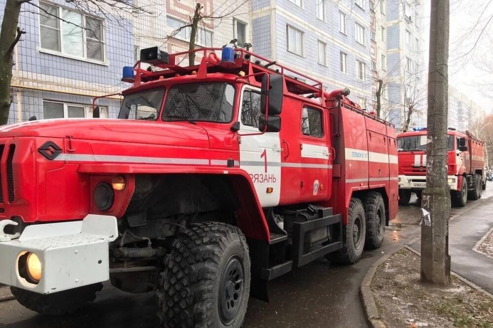 При пожаре на улице Есенина в Рязани эвакуировали 30 человек