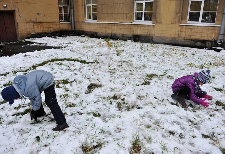 Петербуржцам дали контакты для жалоб на плохую уборку снега во дворах
