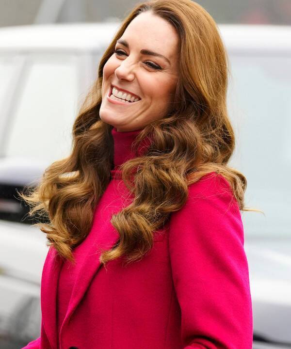 Счастливая улыбка и смех: Кейт Миддлтон в пальто Hobbs оттенка морозной розы посетила школу