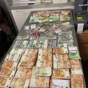У иностранок во Львове изъяли валюту и ювелирные изделия на 15 млн грн. Фото