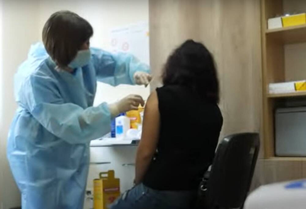 Тысяча за вакцинацию: украинцам пояснили, почему они не получат деньги наличными